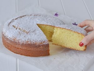 torta al cioccolato bianco sfornata