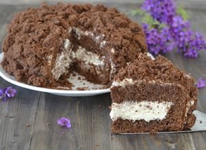 torta mimosa al cioccolato servita