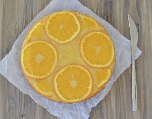 torta rovesciata all'arancia servita