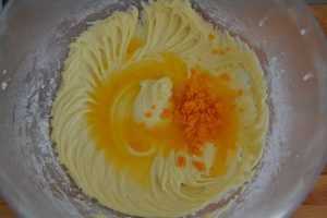 torta rovesciata all'arancia con succo e buccia