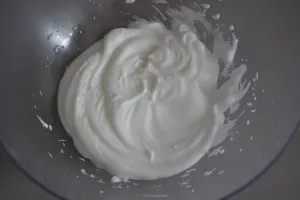 albumi montati a neve per la ricetta della torta morbida alle fragole