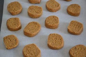 biscotti integrali nella teglia da infornare