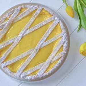crostata al limone sfornata con zucchero a velo
