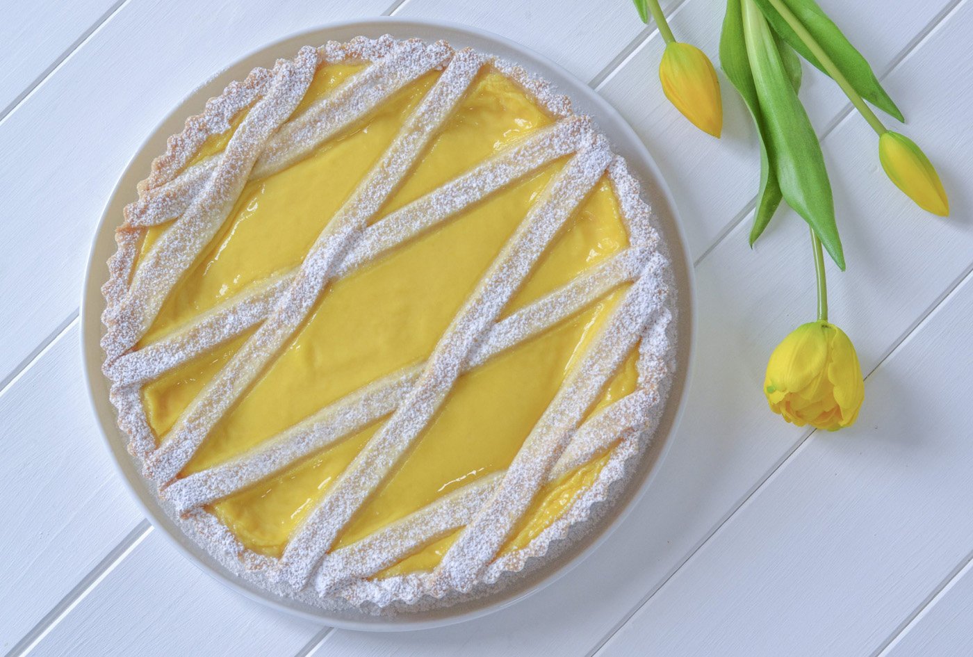 crostata al limone sfornata con zucchero a velo