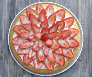 crostata morbida alle fragole decorata