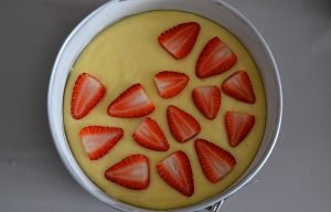 decorazione con la frutta dell'impasto della ricetta della torta morbida alle fragole