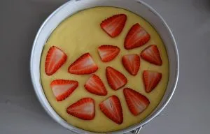 decorazione con la frutta dell'impasto della ricetta della torta morbida alle fragole