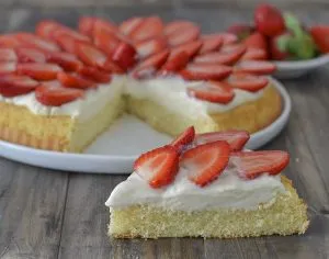 fetta di crostata morbida alle fragole servita