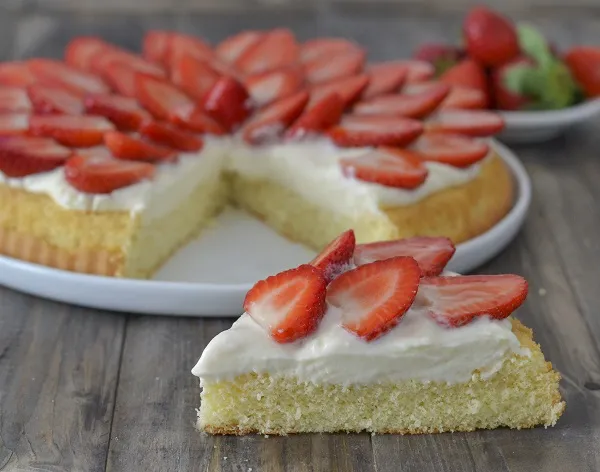 fetta di crostata morbida alle fragole servita