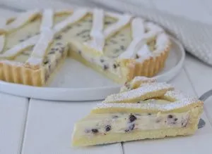 fetta di crostata ricotta e cioccolato