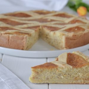 fetta di pastiera napoletana di grano sfornata