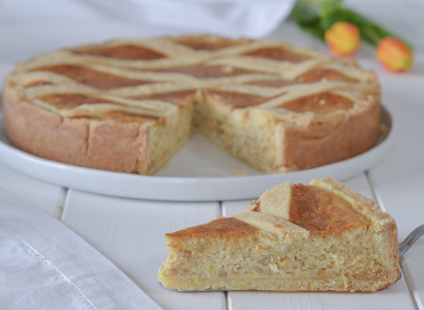 fetta di pastiera napoletana di grano sfornata