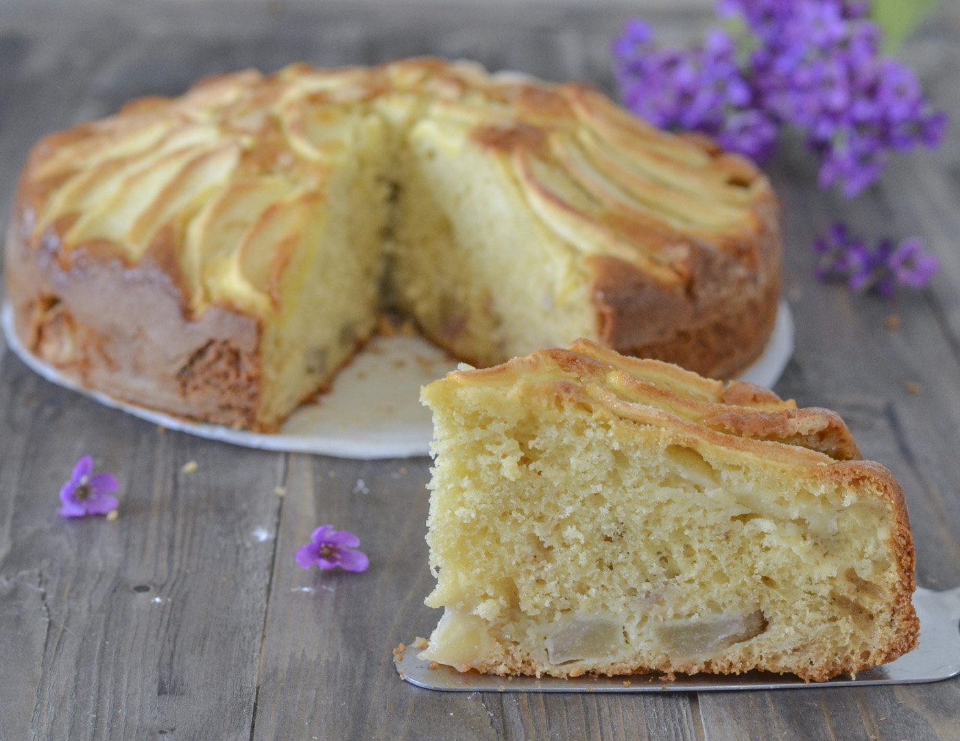 fetta di torta di mele e pere