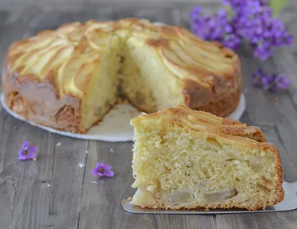 fetta di torta di mele e pere sfornata