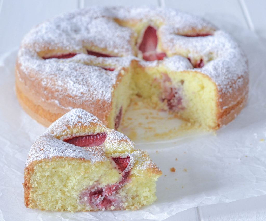 fetta di torta morbida alle fragole