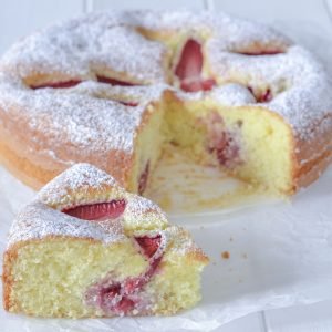 fetta di torta morbida alle fragole