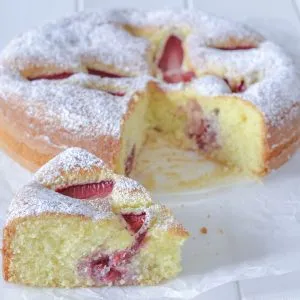 fetta di torta morbida alle fragole