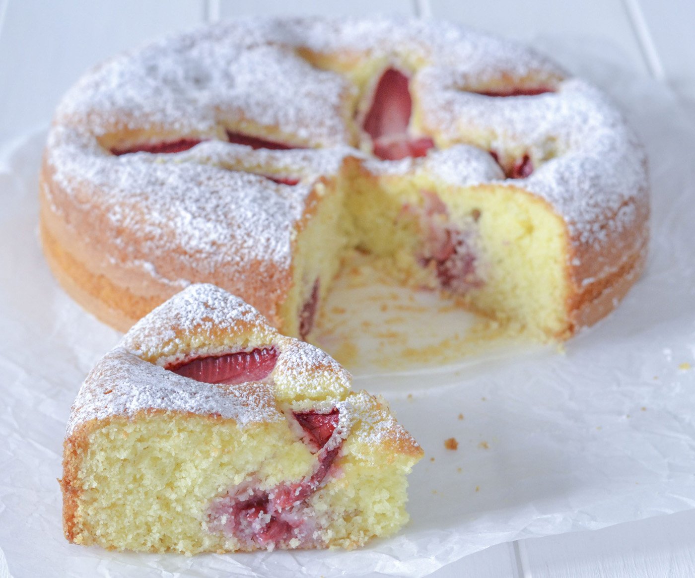 fetta di torta morbida alle fragole