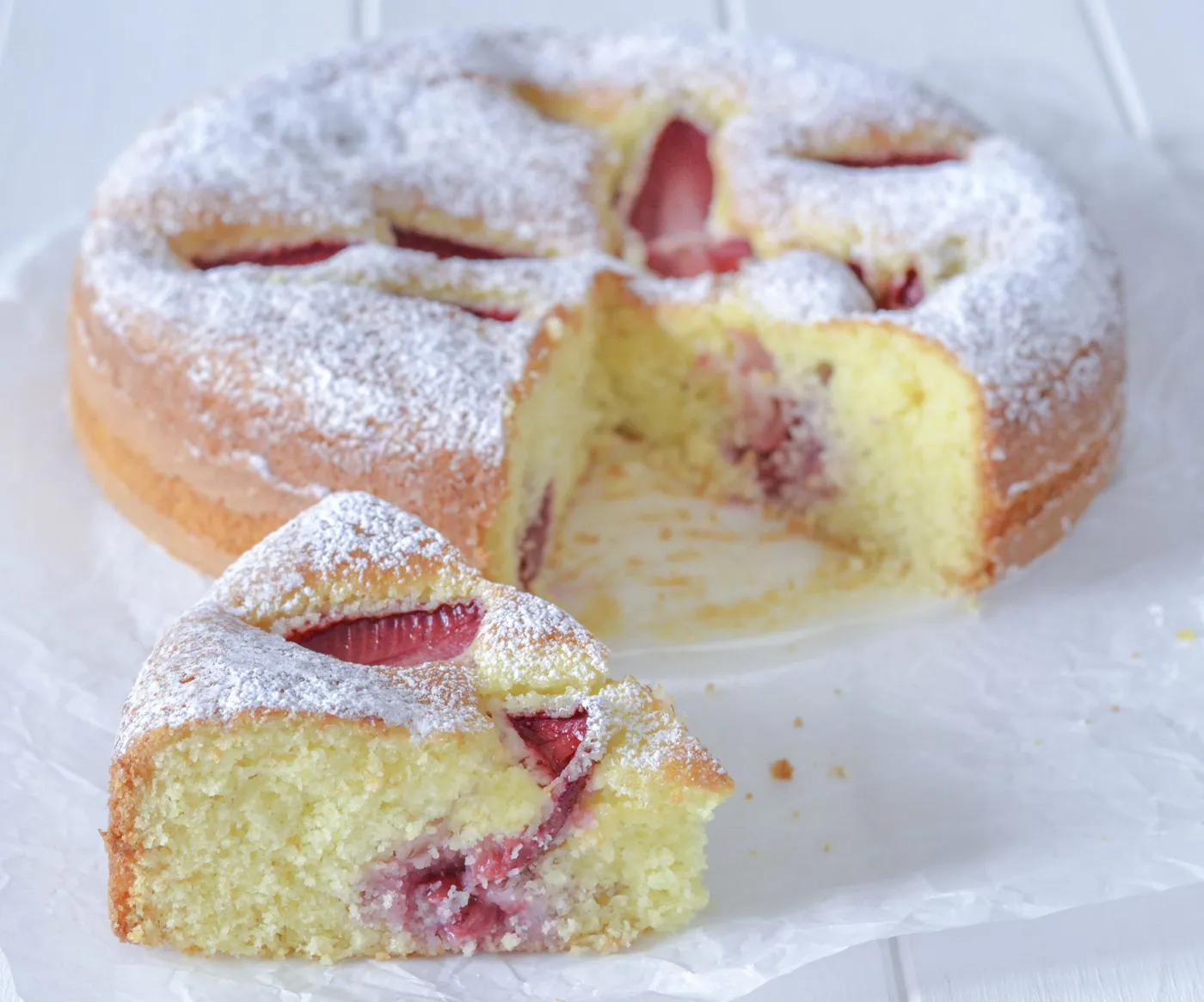fetta di torta morbida alle fragole