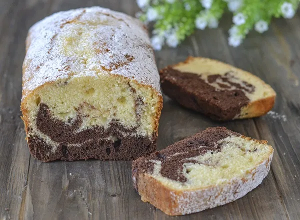 fette di plumcake marmorizzato sfornato