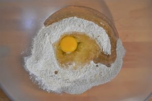 ingredienti per l'impasto per i biscotti integrale al miele