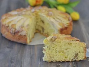 porzione di torta mele e noci