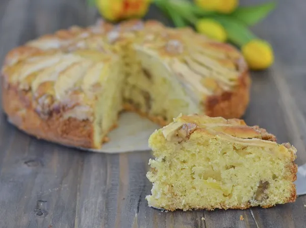 porzione di torta mele e noci