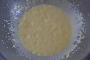 preparazione dell'impasto della ricetta della torta morbida alle fragole