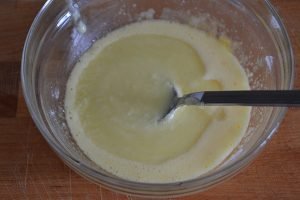 preparazione dell'impasto della ricetta del tortino al cioccolato bianco