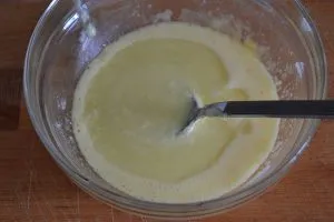 preparazione dell'impasto della ricetta del tortino al cioccolato bianco