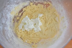 preparazione del plumcake allo yogurt greco