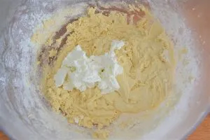 preparazione del plumcake allo yogurt greco