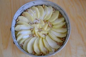 torta mele e noci con zucchero da infornare