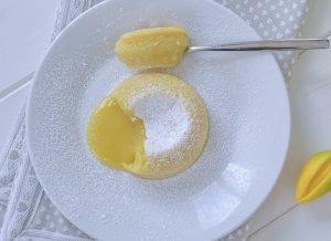 tortino al cioccolato bianco dal cuore morbido appena sfornato