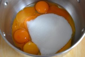 tuorli e zucchero per la crema per la crostata al limone