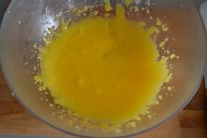 tuorli e zucchero per torta con farina integrale e cioccolato