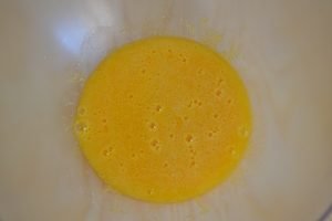 tuorli e zucchero per torta mele e noci