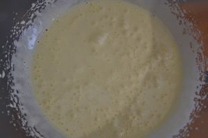 tuorli e zucchero per torta allo zenzero