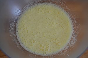 uova e zucchero per la ricetta della torta pere e noci