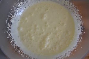 uova e zucchero per torta di mandorle