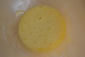 uova e zucchero per torta di mele e pere