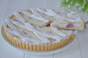 crostata ricotta e fragole con zucchero