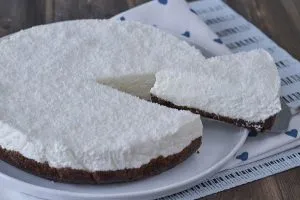 fetta di cheesecake al cocco e cioccolato servita