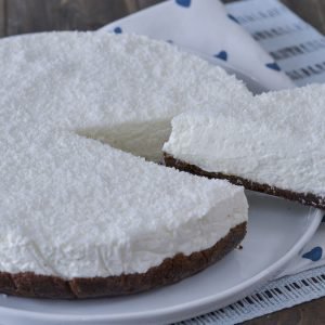 fetta di cheesecake al cocco servita