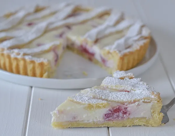fetta di crostata ricotta e fragole con zucchero