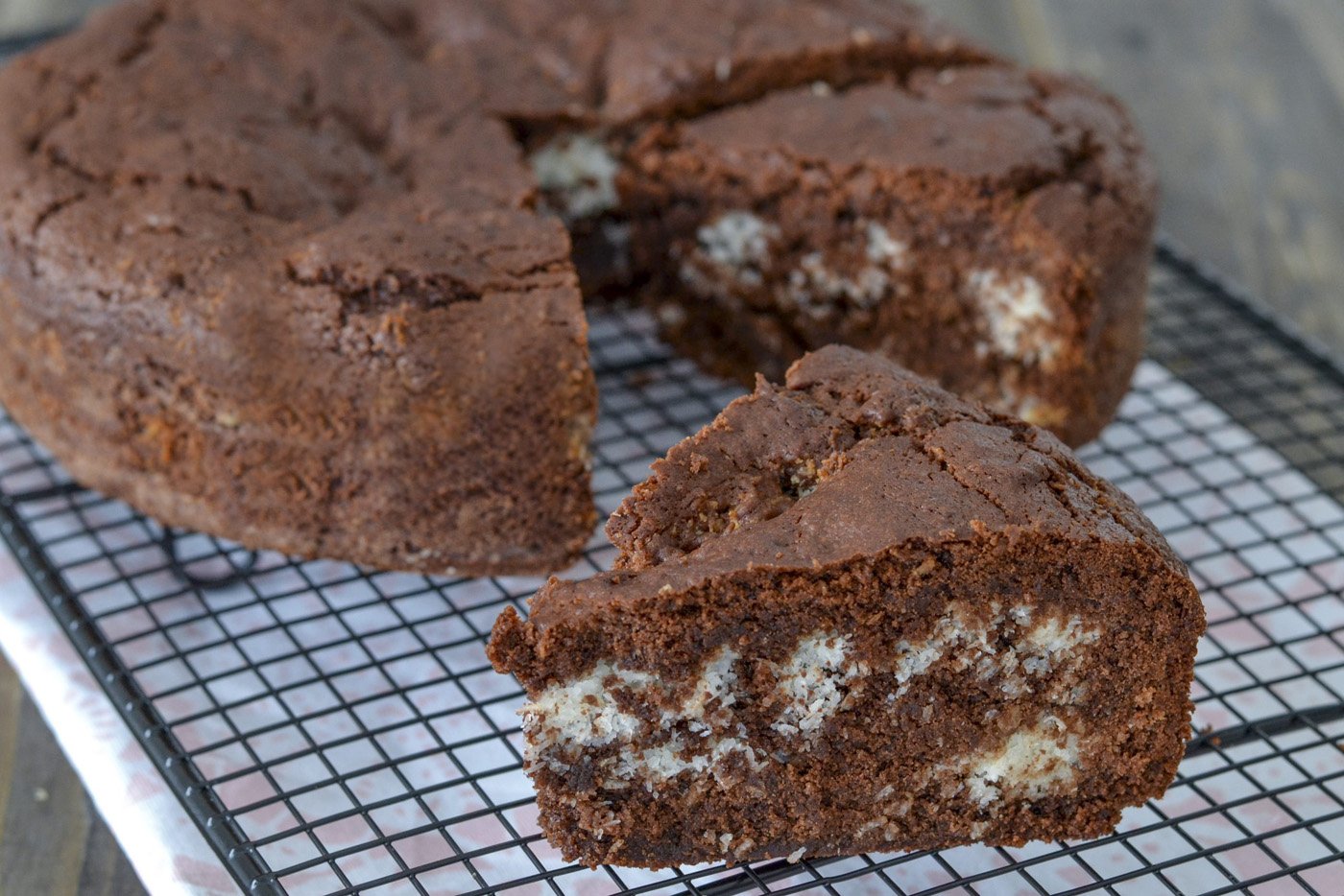 fetta di torta cioccolato e cocco