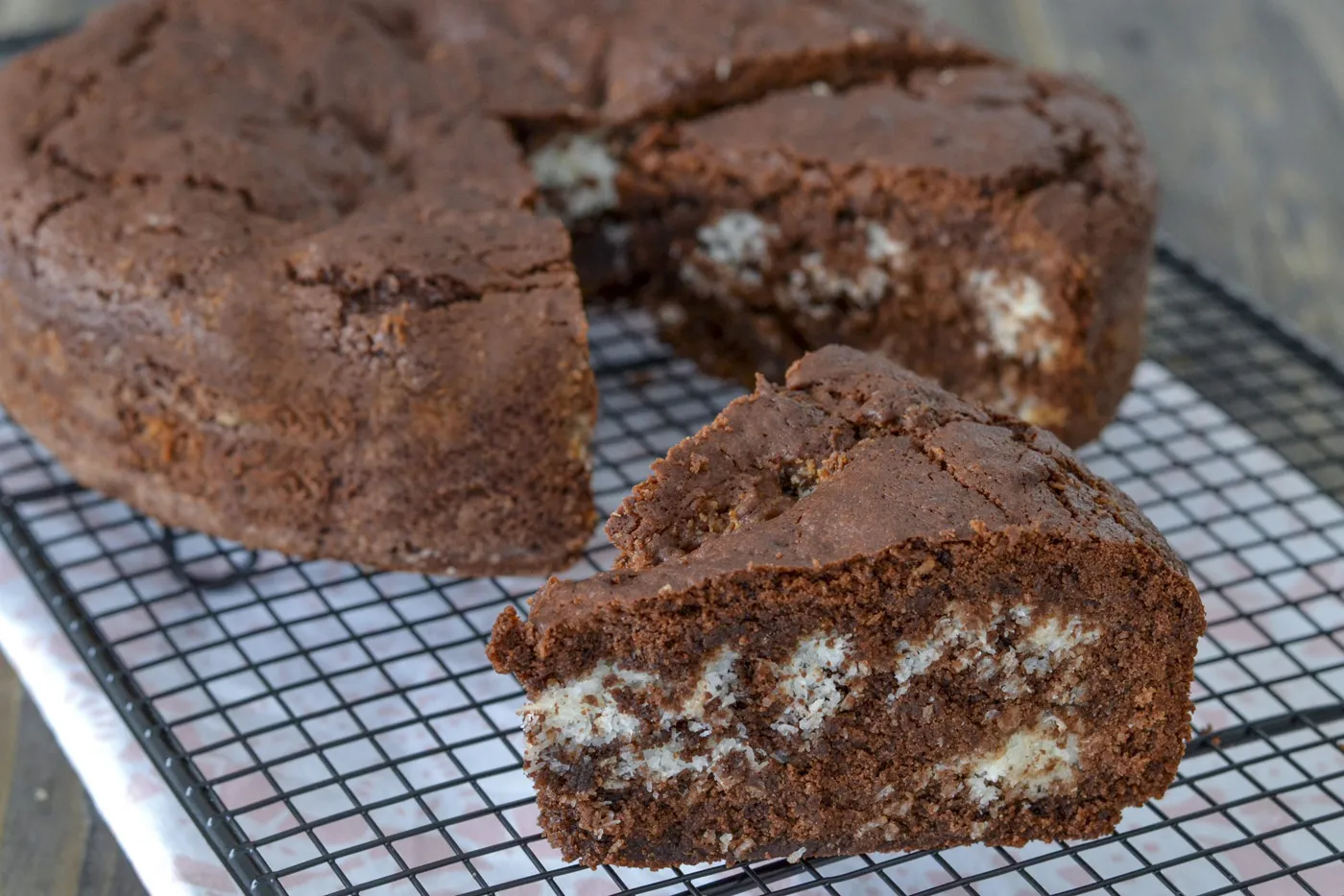 fetta di torta cioccolato e cocco
