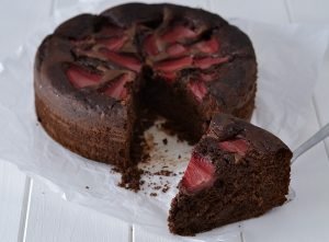 fetta di torta cioccolato e fragole
