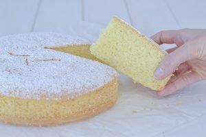 fetta di torta con farina di riso sfornata