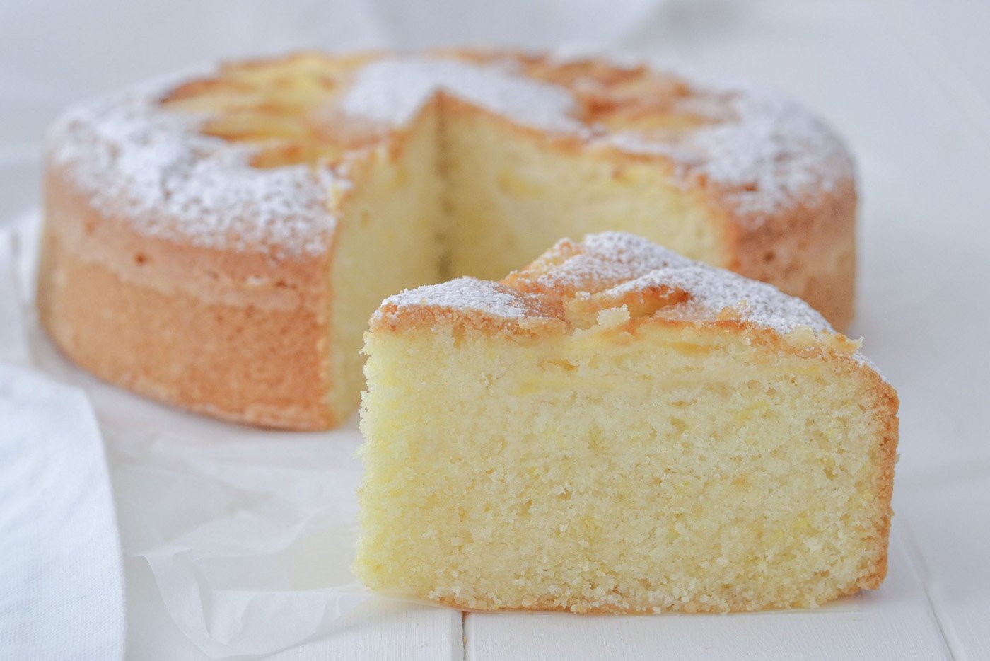 fetta di torta di mele con farina di riso soffice